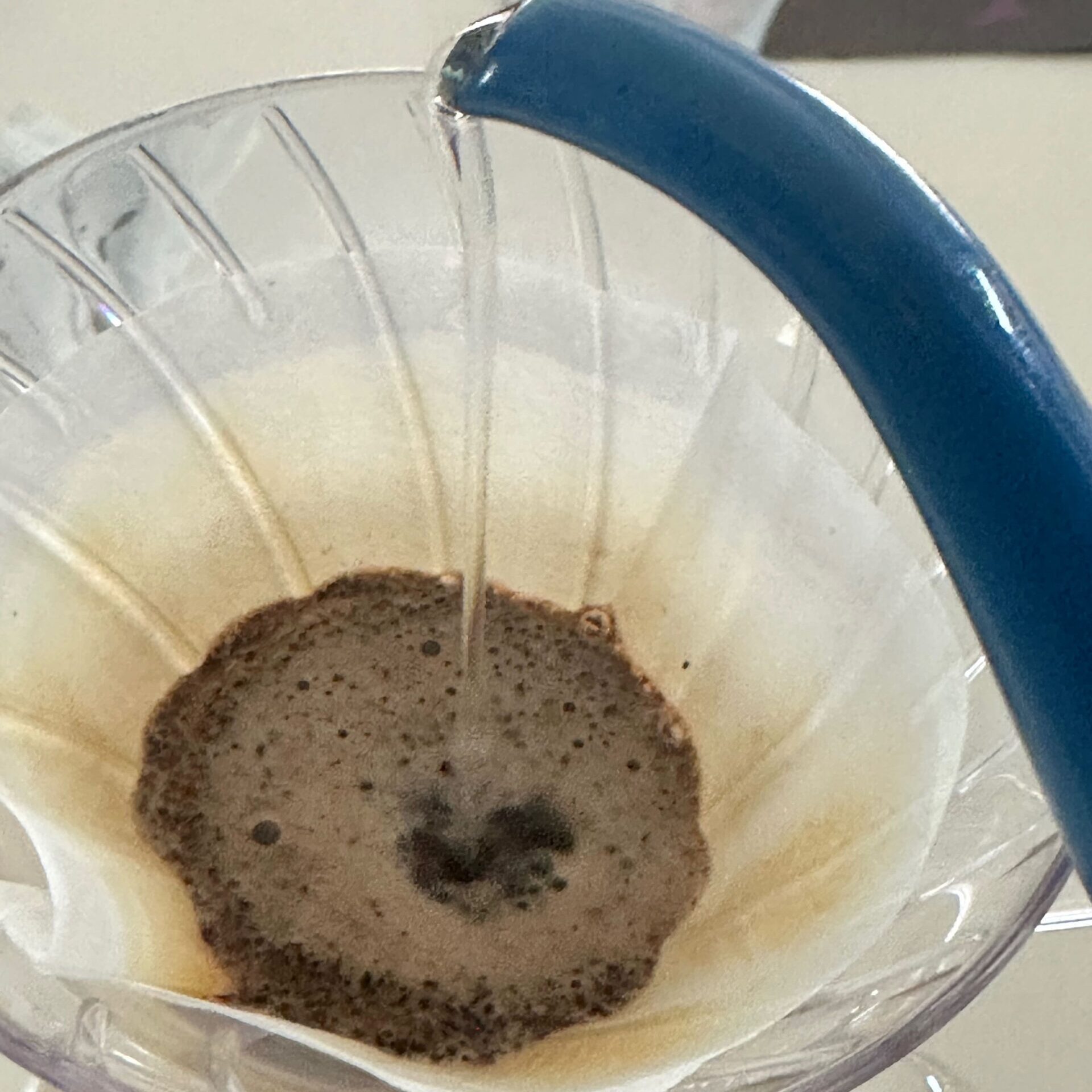 コーヒーをいれている様子