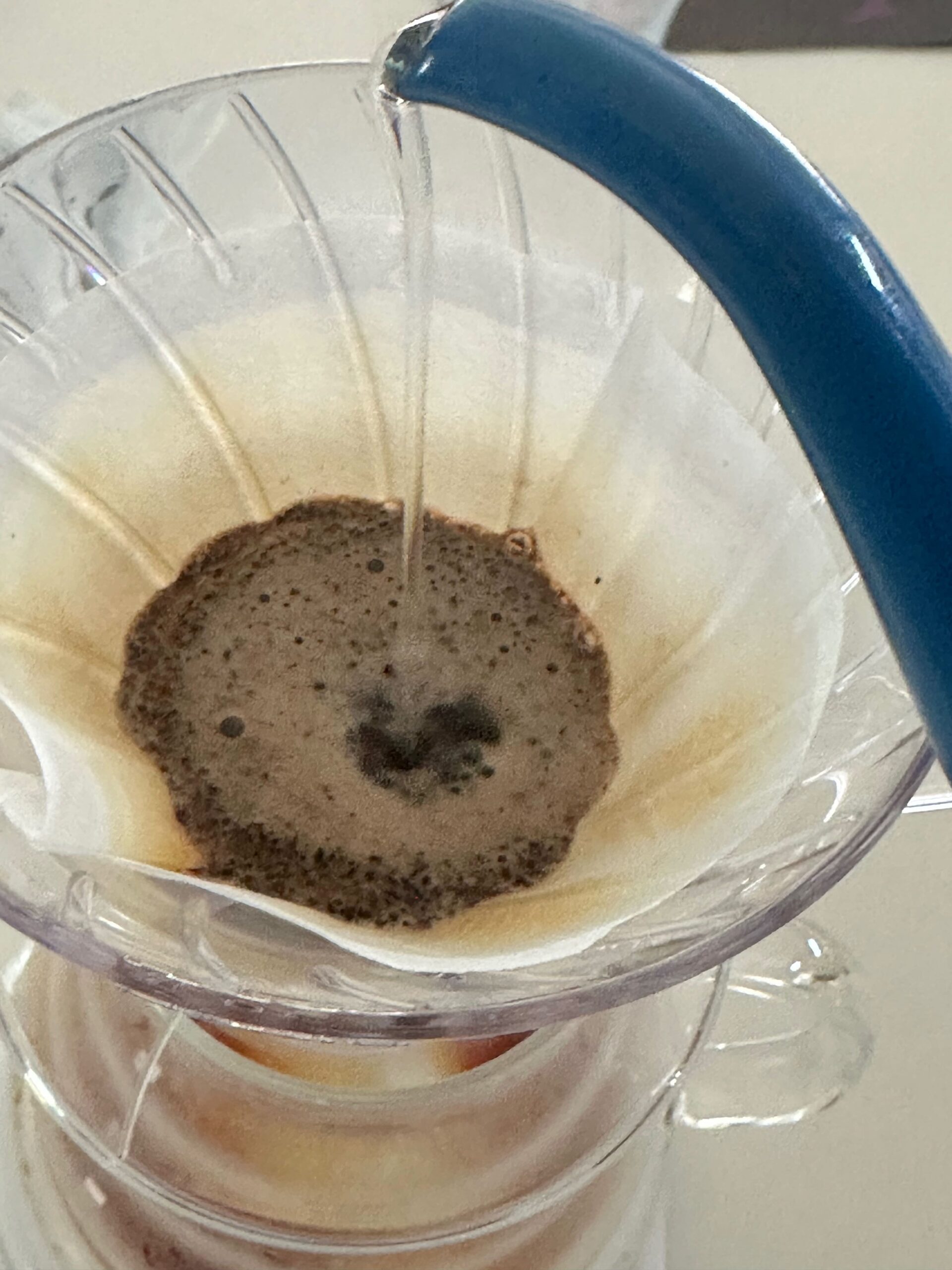 コーヒーをいれている様子