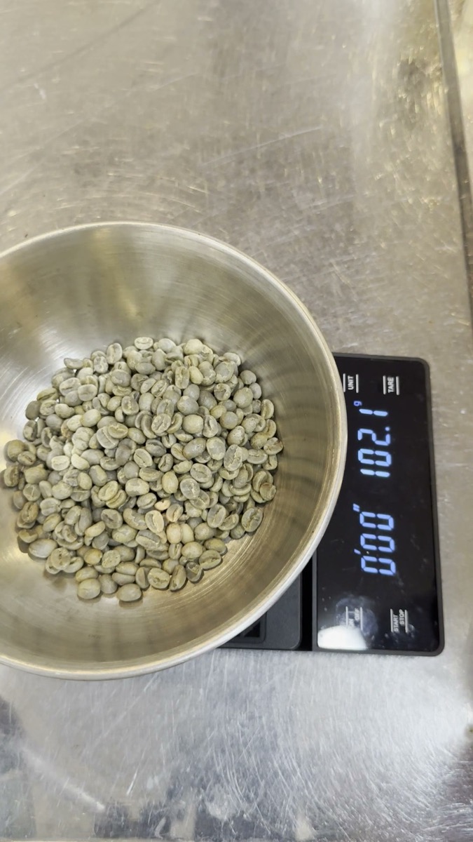 焙煎前に生豆を計量しているところ（Snowman Coffee Roasters）