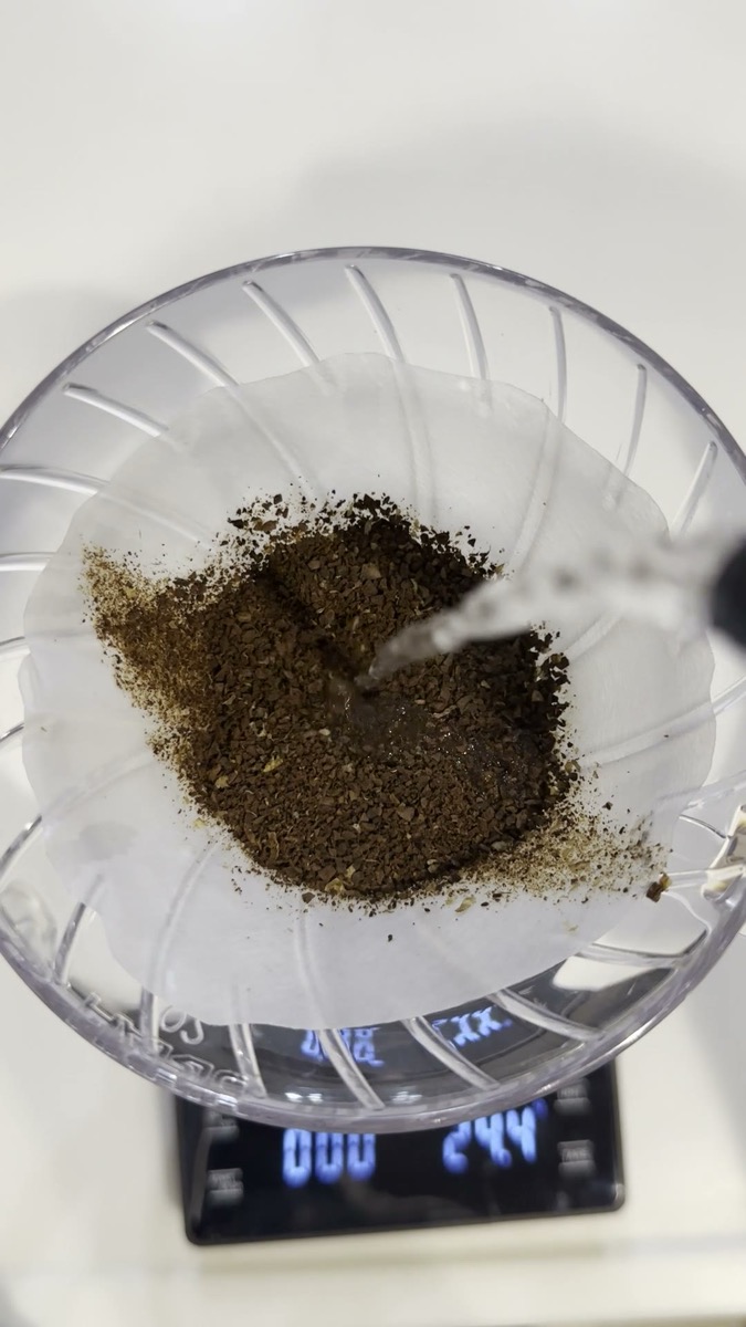 コーヒースケールに載せたまま、お湯を注いで重さを量っているところ